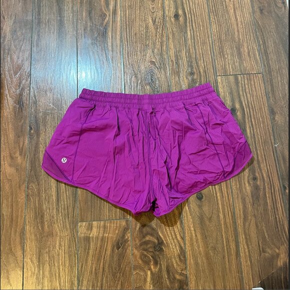 Lululemon Purple Raspberry Hotty Hot 2.5 Shorts SZ 12 - Picture 2 of 3